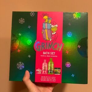 BNWT! The Grinch Vanilla Bean Bath Set